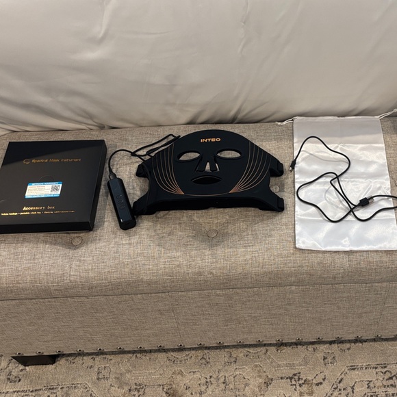 Red Light LED Mask - Picture 2 of 2